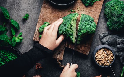 Chuyên gia tiết lộ quy tắc 10 phút biến rau quen thuộc thành “vũ khí chống ung thư”