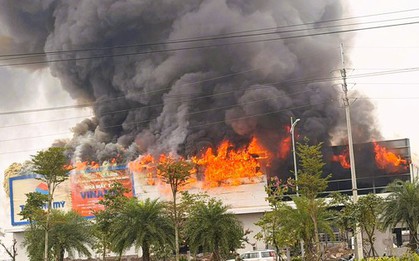 Cháy lớn tại cụm công nghiệp ở Ninh Bình, cột khói bốc cao hàng chục mét