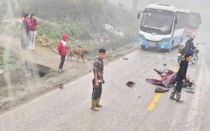 Mẹ địu con đi xe máy va chạm với xe khách, con 2 tuổi tử vong, mẹ bị thương