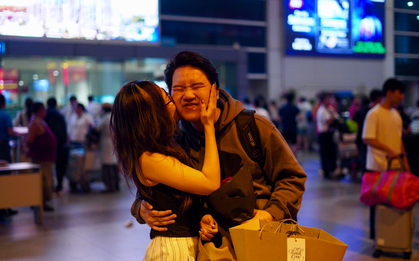 27 tiếng bay chỉ để ôm nhau một cái: Sân bay Tân Sơn Nhất nghẹn ngào ngày đón người thân về ăn Tết