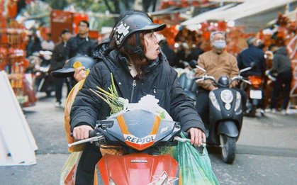Cận cảnh Hàng Mã những ngày giáp Tết: Vắng bóng "nàng thơ" áo dài, khách Tây thích thú nhưng tiểu thương lại "ngồi chơi xơi nước"