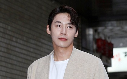 Bài đăng cuối cùng đầy ám ảnh của nam thần Cười Lên Dong Hae trước khi đột ngột qua đời