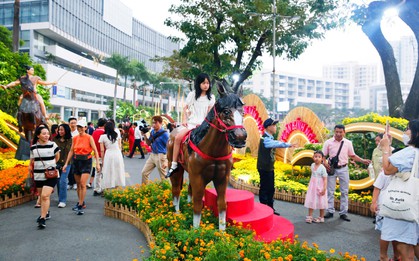 Khám phá đường hoa 'khu nhà giàu' ở TPHCM