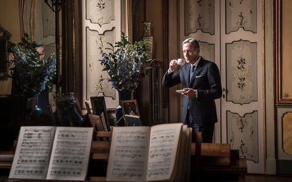 Từ khu nhà nghèo đến tỷ phú: Cựu CEO Starbucks đổi đời nhờ giáo dục thế nào?