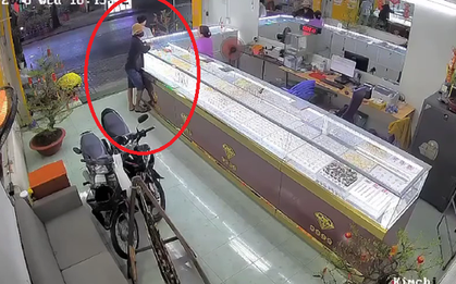 Clip kẻ cướp vàng vứt áo khoác, nhảy xuống vườn dừa trốn: Diễn biến không ngờ sau 6 giờ gây án