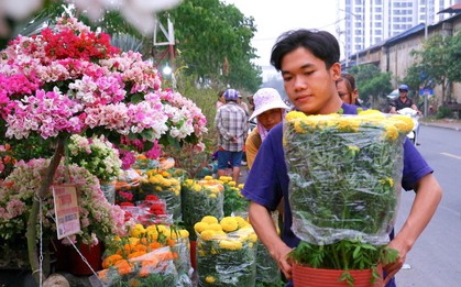 Tấp nập chợ hoa 'trên bến dưới thuyền' duy nhất ở TPHCM