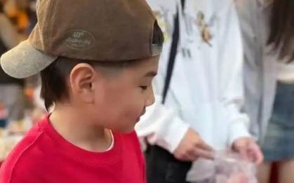 Cảnh tượng tình cờ bắt gặp tại 1 quầy bánh kẹo Tết khiến tôi ngán ngẩm: Vẫn có nhiều cha mẹ tưởng khôn lỏi là thông minh!