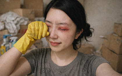 Bác sĩ dặn: Dọn nhà đón Tết phải CẨN THẬN khi làm 5 việc, rất dễ gây mù lòa!