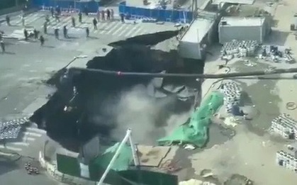 "Hố tử thần" khổng lồ xuất hiện trên phố, công nhân bỏ chạy thoát thân