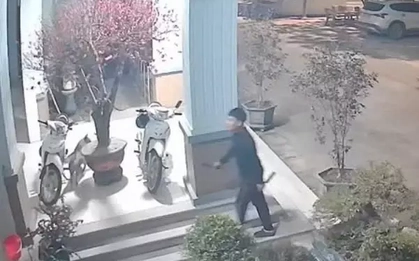 Tạm giữ đối tượng cầm 2 dao xông vào trụ sở công an gây rối