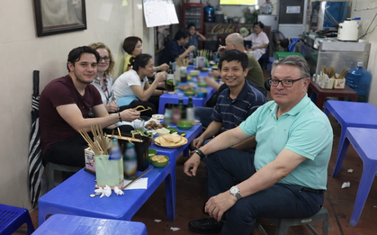 Chỉ nói thiếu một chữ tiếng Việt, anh Tây khiến cả bàn tiệc cười ra nước mắt