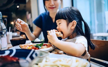 Trẻ sau này có thành đạt hay không, nhìn cách ăn uống cũng có thể đoán ra: Tuyệt đối đừng xem nhẹ!