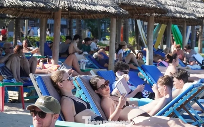 Khách Tây đổ ra biển Đà Nẵng đông không tưởng