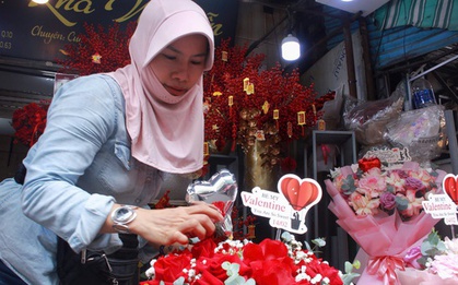 VIDEO: Valentine vào sát Tết, nhiều sạp hoa ở TPHCM đìu hiu