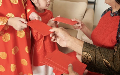 Cùng là cháu, bà ngoại mừng tuổi 28 triệu đồng, bà nội 700.000 đồng: Sự chênh lệch lì xì làm tổn thương ai?