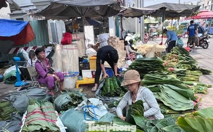 Ngỡ ngàng với chợ lá dong 'mỗi năm mở một lần' ở TPHCM