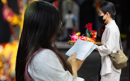 Một ngôi chùa ở Hà Nội đông nghẹt dịp Valentine, có người bay từ TP.HCM ra để xin "thoát ế"