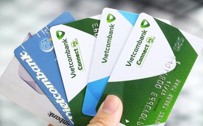 Vì sao thẻ ngân hàng đã khóa nhưng tài khoản vẫn bị trừ tiền?