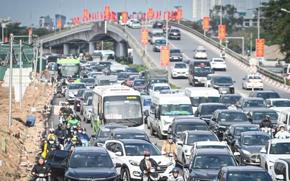 Hà Nội sáng 27 Tết: Dòng người nhích từng mét rời cửa ngõ Thủ đô