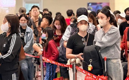 'Biển người' đổ về sân bay Tân Sơn Nhất ngày đầu nghỉ Tết Nguyên đán