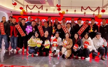 Ông chủ than nghèo, hủy thưởng Tết, 5 nhân viên bức xúc nghỉ việc: Ngày làm việc cuối cùng những người ở lại nhận 1 tin nhắn mà ngỡ ngàng