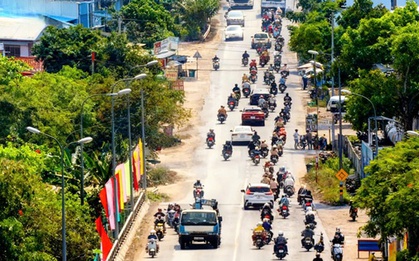 Dòng xe nối dài về quê, ai cũng chỉ mong kịp bữa cơm sum họp