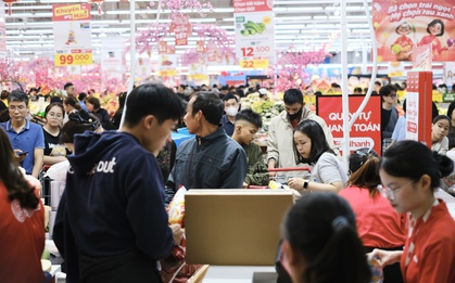 Siêu thị quá tải chiều 27 Tết, nhiều người dân Hà Nội xếp hàng cả tiếng để chờ tới lượt thanh toán