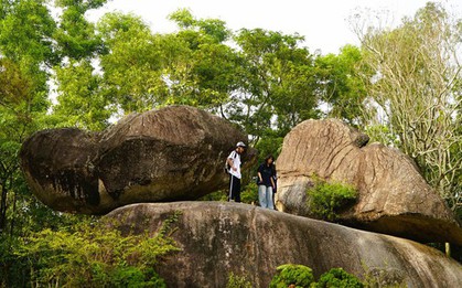 Câu chuyện ít người biết về hai tảng đá "khổng lồ" trên đỉnh núi ở Thanh Hóa