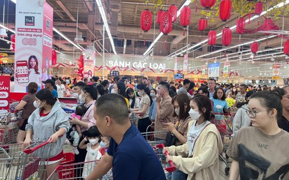 Nửa đêm, siêu thị vẫn ken đặc người mua sắm Tết