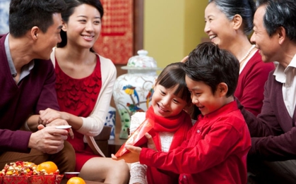 Khi đi chúc Tết, có 4 kiểu hành vi không phải là "đùa với trẻ" mà là "không có ý tốt", cha mẹ cần kịp thời ngăn lại