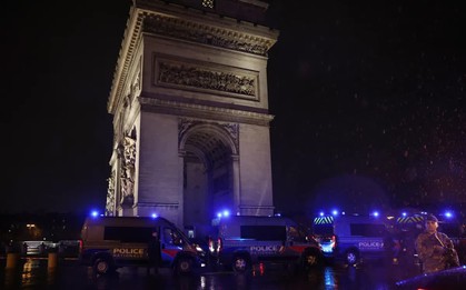 Đâm dao tại Khải Hoàn Môn (Pháp) nhắm vào cảnh sát