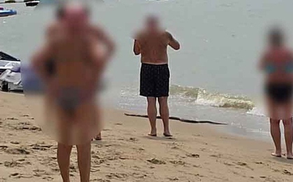 Thấy thứ "đáng sợ" trồi lên từ biển, du khách hoảng sợ bỏ chạy