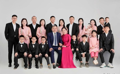 Hiếm thấy: 5 con gái đi lấy chồng vẫn cùng nhau ăn Tết nhà ngoại, chuẩn bị mừng thọ bố