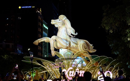 Đường hoa Nguyễn Huệ chính thức mở màn: Ngựa khổng lồ “chiếm sóng”, công nghệ hiện đại gây choáng ngợp