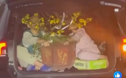 Hình ảnh khiến ai nhìn cũng phải thót tim, dân tình khó hiểu: "Bố mẹ 2 bé nghĩ gì mà làm thế này?"