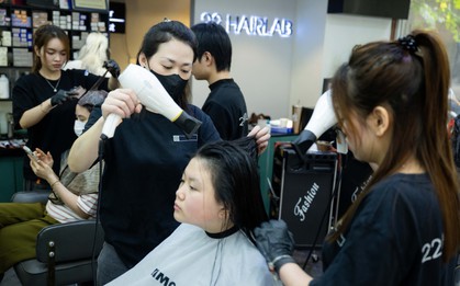 Salon tóc ngày 28 Tết: Khách xếp hàng nườm nượp, thợ làm hết công suất, kín lịch đến khuya