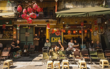 Hà Nội chiều 29 Tết nhẹ tênh, dân tình tranh thủ đi cà phê trong khung cảnh hiếm thấy