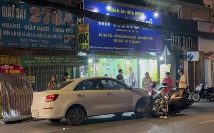 TPHCM: Ô tô mất lái tông xe máy trong đêm, bé trai nguy kịch