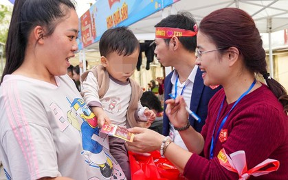 Tết ở viện, bệnh nhân ung thư rưng rưng khi bác sĩ cắm cành đào nhỏ