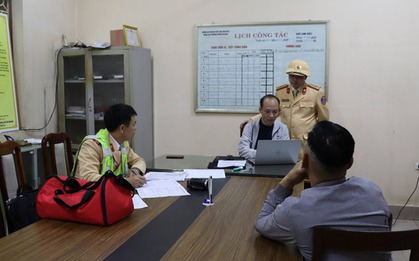 Người đàn ông lén lút trộm chiếc xe của mình ở chốt CSGT