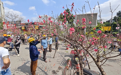 Chợ hoa 29 Tết: Tiểu thương hạ giá trước giờ G, không còn cảnh "đập chậu đốt hoa" như mọi năm