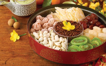 Thấy mẹ bê bánh kẹo Tết ra mời khách, con trai tôi "bóc phốt" 1 câu mà mẹ ngại đỏ mặt: Từ năm sau xin chừa thói gian dối!