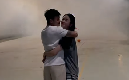 Quang Hải vừa ngắm pháo hoa vừa hôn Chu Thanh Huyền đầy ngọt ngào ngày năm mới