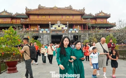 Du khách ùn ùn ‘xông đất’ Đại nội Huế