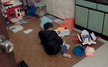 Đi chúc Tết họ hàng, con trai 5 tuổi làm vỡ đồ chơi của chủ nhà, người mẹ đáp 1 câu xứng đáng xuất bản sách ứng xử luôn