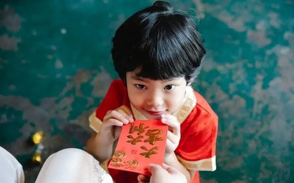 Đưa con sang nhà sếp chúc Tết, con hồn nhiên: "Nhà bác này giàu nhỉ, kiểu gì lì xì cũng to" làm bố mẹ ngượng cháy mặt