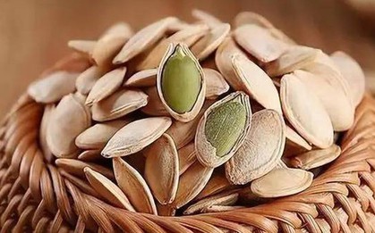 Ăn hạt bí đỏ giúp bổ dưỡng, nhưng sau 60 tuổi cần nhớ 5 điều này để tránh rước bệnh vào người