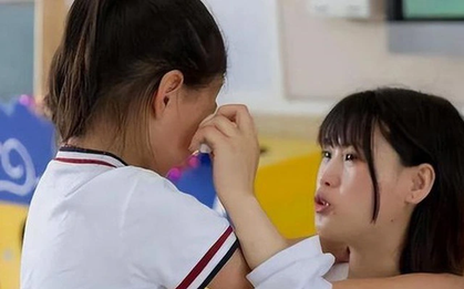 Phản ứng của người mẹ khi con gái bị vu oan là một ví dụ điển hình: Cha mẹ kiên cường sẽ trang bị cho con cái sự tự tin suốt đời