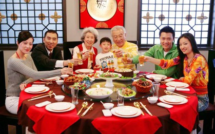 Nếu không muốn con trở thành "con mồi" trên bàn ăn khi thăm họ hàng dịp Tết, hãy NÓI 4 câu quan trọng này