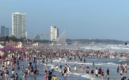 Đông nghịt người tắm biển Vũng Tàu ngày Tết